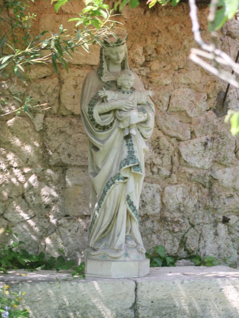 Vue de la statue de la Vierge et l'Enfant